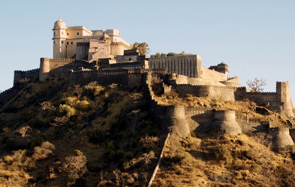 Kumbhalgarh Fort: Majestic fortress nestled in the Aravalli Range, showcasing rich history and stunning architecture.