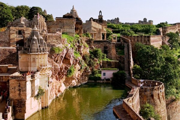 Chittorgarh Fort: Majestic fortress in Rajasthan, India, showcasing rich history and architectural grandeur.