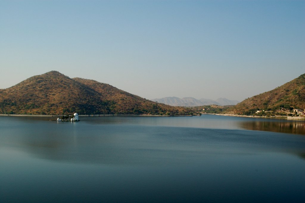 Lake Fateh Sagar: A serene lake nestled in Udaipur, Rajasthan. Crystal-clear waters surrounded by lush greenery and majestic mountains.