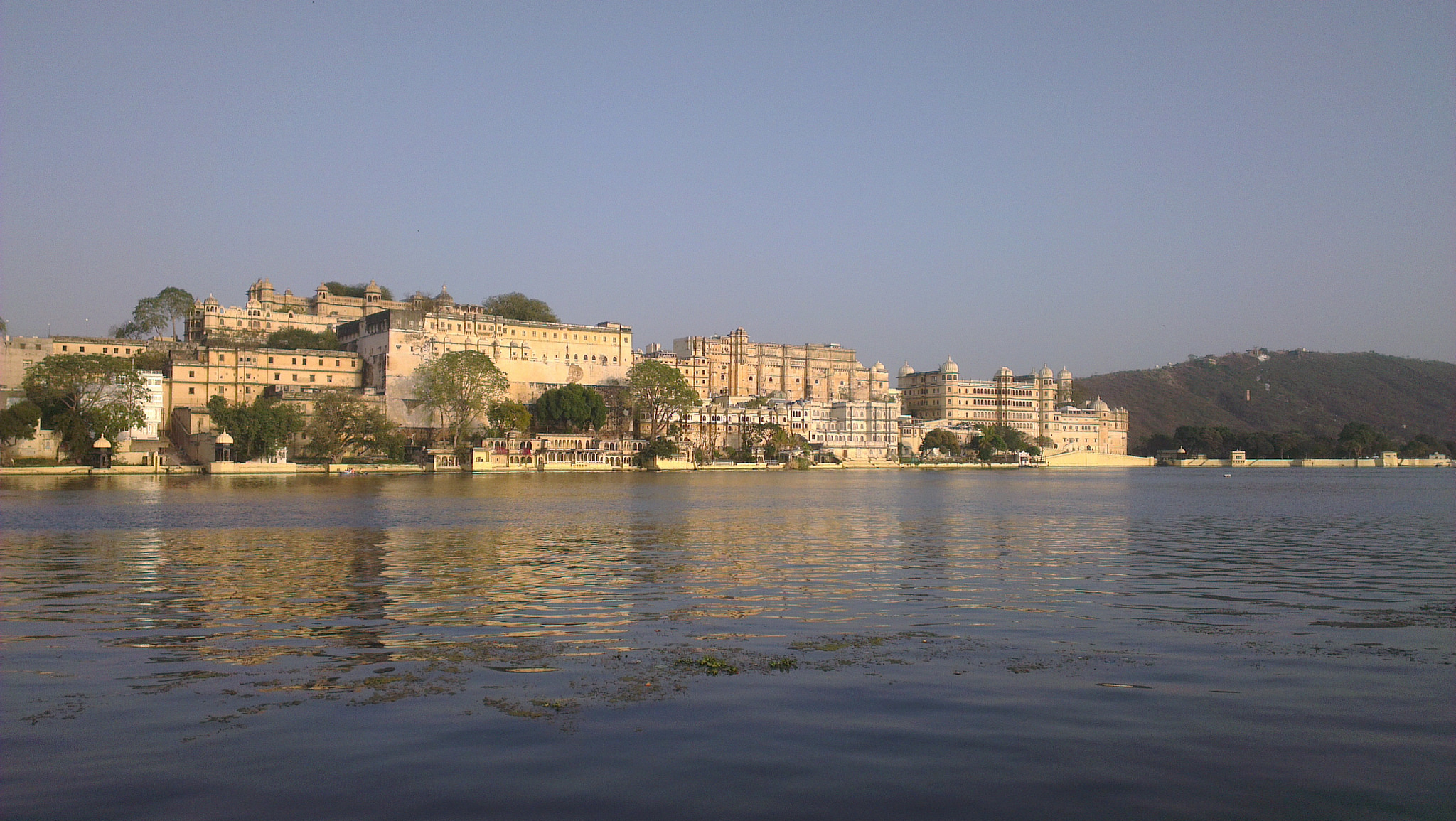 Lake Pichola, Udaipur: A serene lake surrounded by majestic palaces and scenic hills.